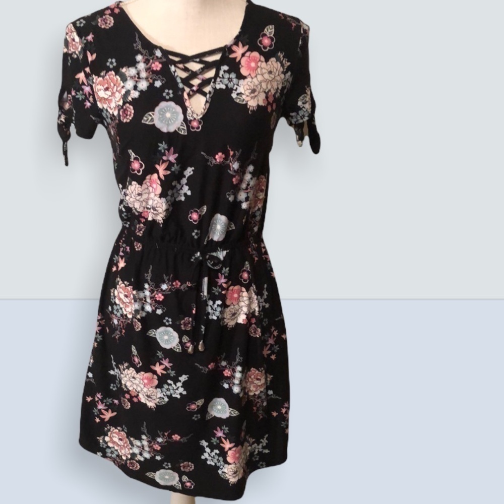 No boundaries lattice bodice floral dress. 7-9